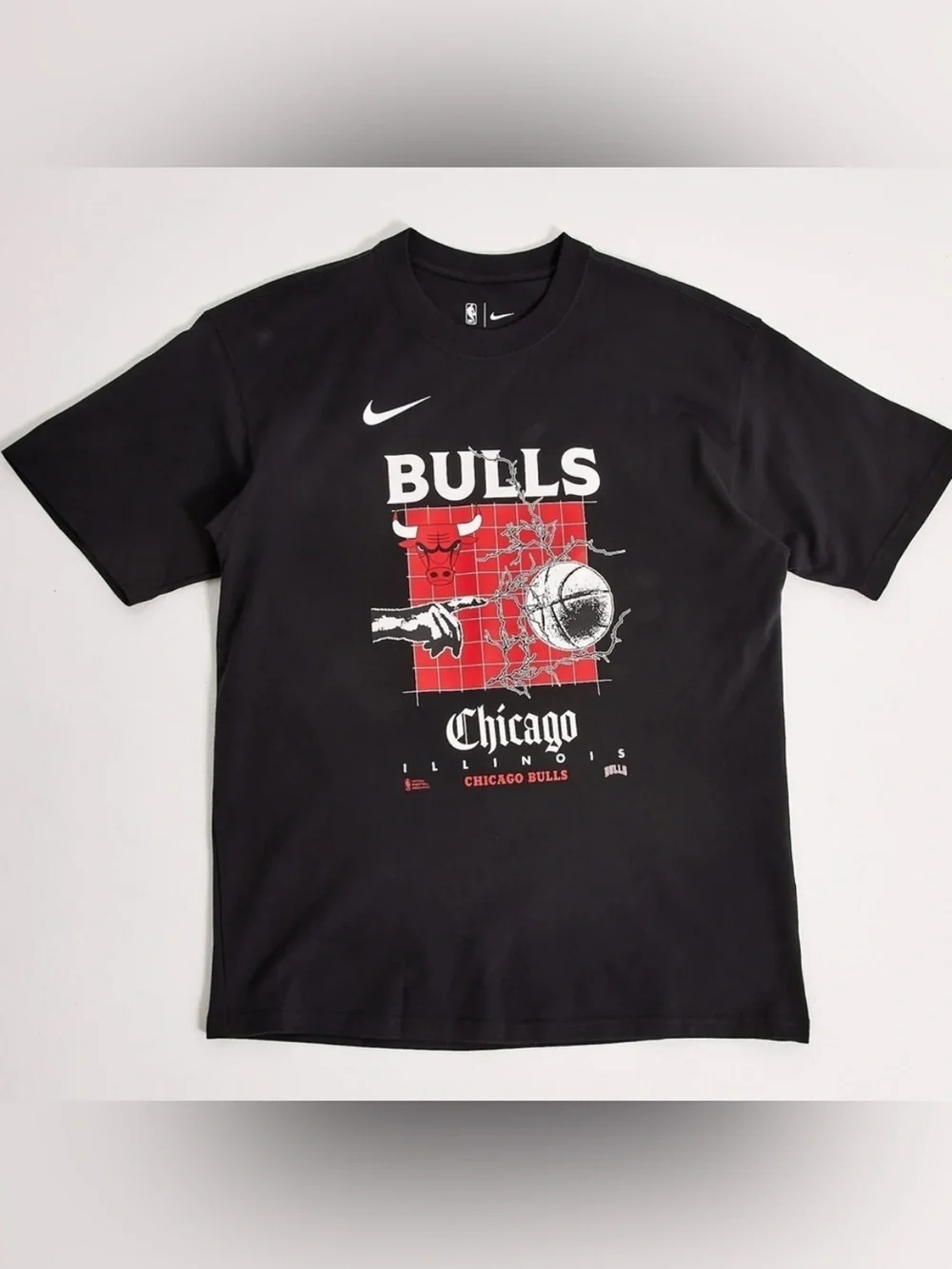 Sz xl kids Nike Black Chicago Bulls Graphic Tee with Red and White Accents